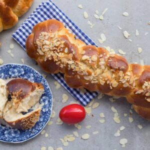 Χειροποίητο πασχαλινό τσουρέκι χωρίς μαστίχα, πασπαλισμένο με φιλέ αμυγδάλου.